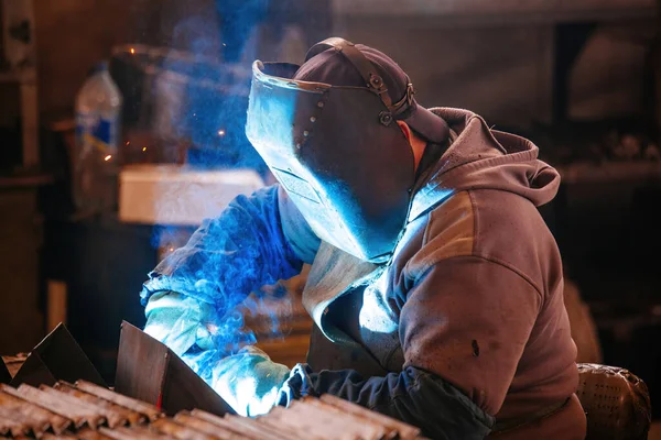 Factory Worker Protective Mask Welding Iron Parts — Stock Photo, Image