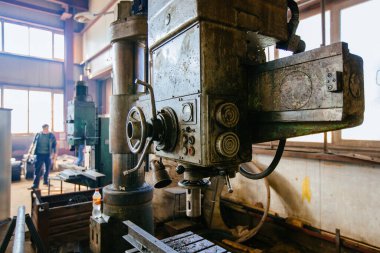 Fabrika atölyesinde endüstriyel makine aracı.