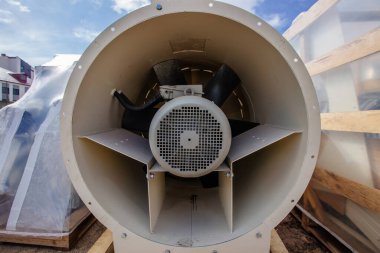 Depoda elektrikli motorlu soğutma vantilatörü veya ısıtma ve kurutma sistemi.