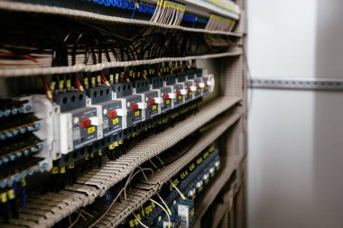 Şalter odasında elektrik şalter dolabı var..