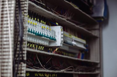 Şalter odasında elektrik şalter dolabı var..