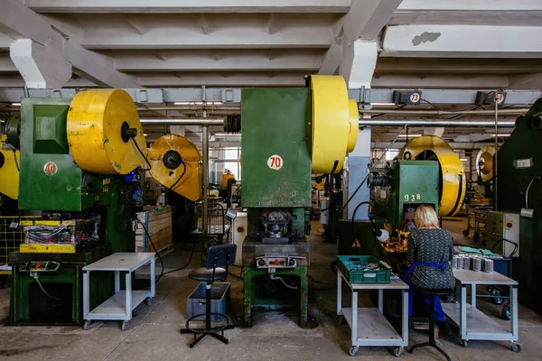 Werknemer Werkt Met Metalen Pers Stempelen Machine Productie Van Persformulieren — Stockfoto