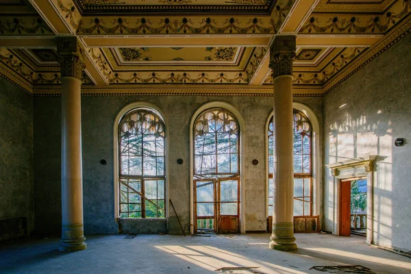 Großer Saal Mit Säulen Alter Verlassener Villa — Stockfoto