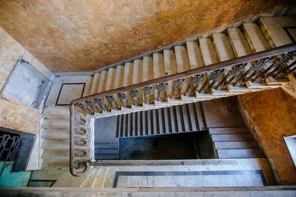 Вид Зверху Старі Старовинні Прикрашені Сходи Покинутому Особняку — стокове фото