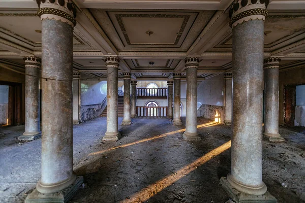Eski Terk Edilmiş Malikanede Sütunları Olan Büyük Bir Salon — Stok fotoğraf