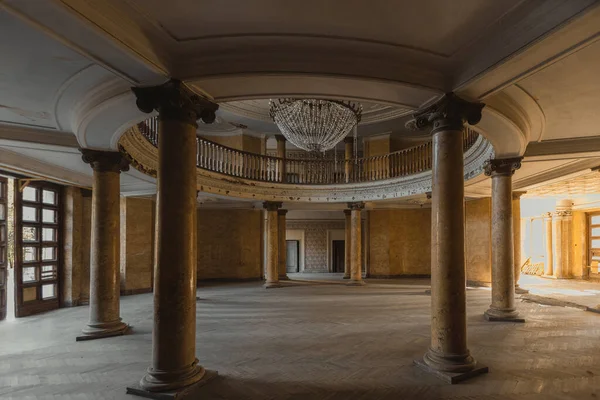 Hall Redondo Entrada Com Lustre Palácio Abandonado — Fotografia de Stock