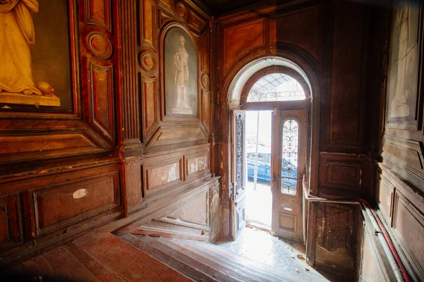 Είσοδος Αίθουσα Στο Παλιό Εγκαταλελειμμένο Αρχοντικό — Φωτογραφία Αρχείου