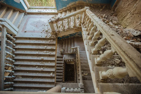 Vista Superior Velha Escadaria Decorada Vintage Mansão Abandonada — Fotografia de Stock