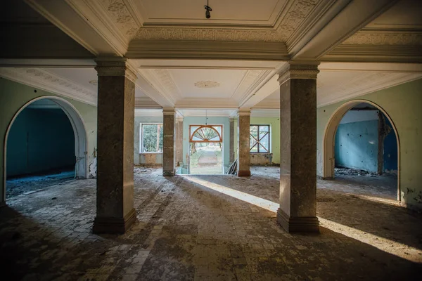 Hall Entrada Com Colunas Antiga Mansão Abandonada — Fotografia de Stock
