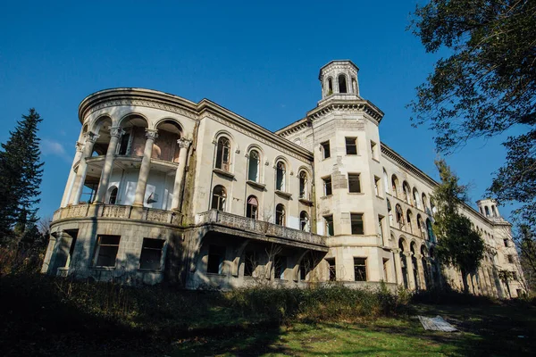 被毁的废弃的苏联旧疗养院Iveria 格鲁吉亚纳萨尔图博 — 图库照片