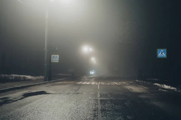 黑暗雾蒙蒙的黑色雨街 空旷的道路 — 图库照片