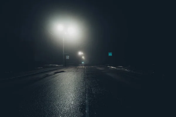 暗い霧の鼻雨の通り 空の道路 — ストック写真