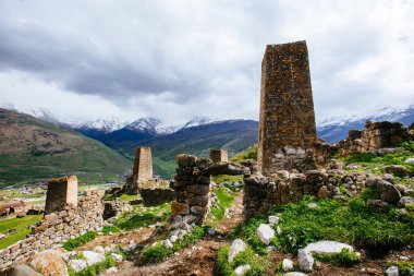 Kuzey Osetya 'daki antik yıkılmış ortaçağ kulesi kompleksi Tsimiti