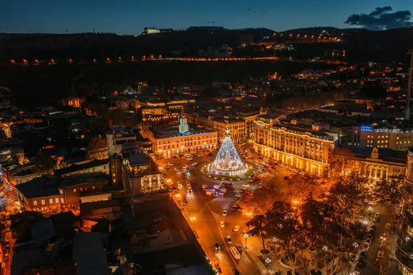 从无人驾驶飞机俯瞰格鲁吉亚首都第比利斯的全景夜景 自由广场 — 图库照片