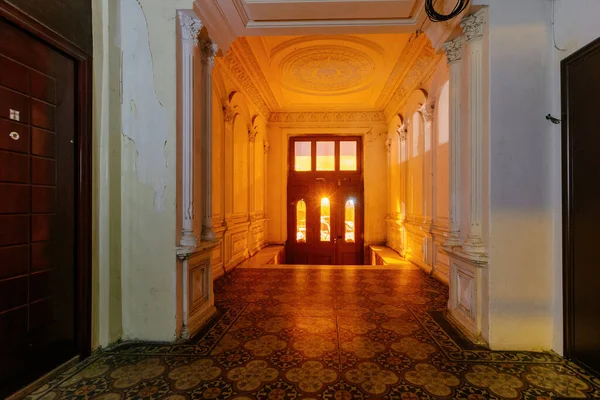 Είσοδος Αίθουσα Στο Παλιό Αρχοντικό Βράδυ — Φωτογραφία Αρχείου