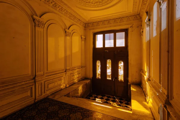 Hall Entrada Antiga Mansão Noite — Fotografia de Stock