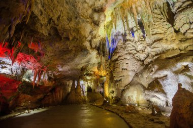 Gürcistan 'ın Tskaltubo bölgesindeki Turistik Prometheus Mağarası.