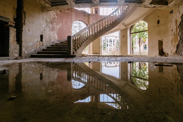 Старий Затоплений Покинутий Особняк Спіральними Сходами Відображення Води — стокове фото