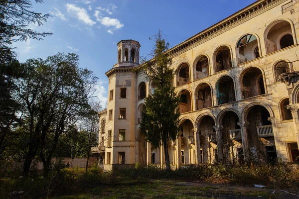 Zničený Zarostlý Starý Opuštěný Sovětský Sanatorium Iveria Tskaltubo Georgia — Stock fotografie
