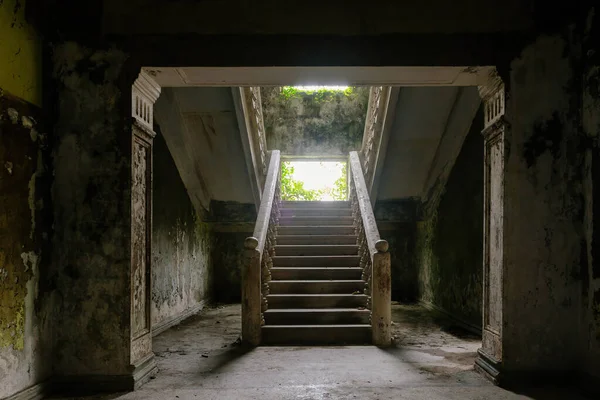 Старі Старовинні Сходи Покинутому Будинку Або Особняку — стокове фото