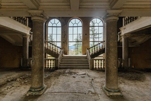 Grande Hall Entrada Com Colunas Antiga Mansão Abandonada Sanatório Imereti — Fotografia de Stock