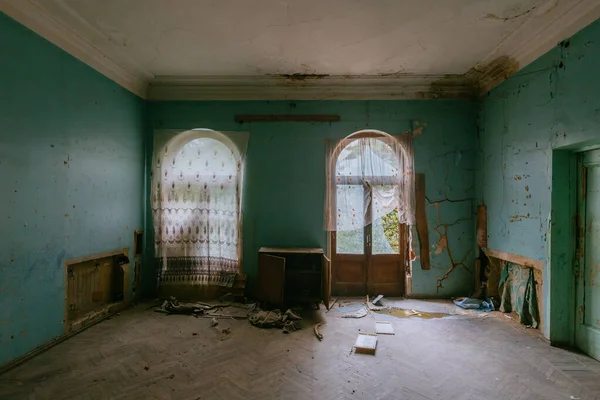 Donkere Griezelige Rommelige Kamer Verlaten Huis — Stockfoto