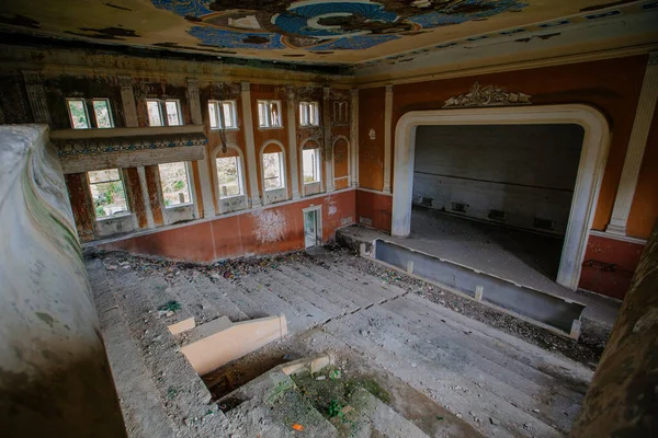 Stary Opuszczony Zrujnowany Teatr Sceniczny Lub Sala Kinowa — Zdjęcie stockowe