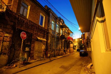 Geceleri Tiflis 'in gecekondu mahallesindeki eski püskü evler..