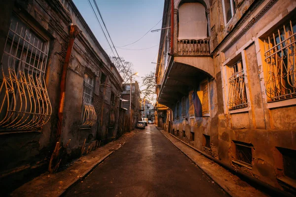 Geceleri Tiflis 'in gecekondu mahallesindeki eski püskü evler..