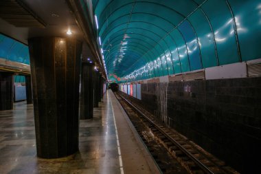 Geceleri metro istasyonu boş.
