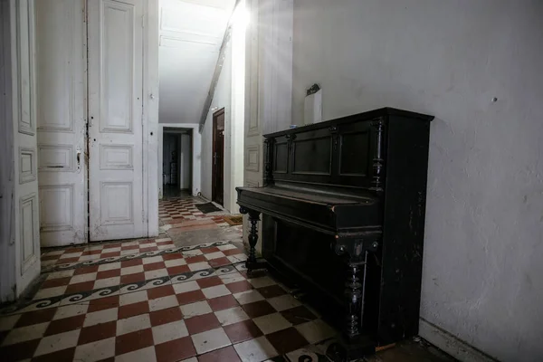 버려진 바닥에 피아노 — 스톡 사진