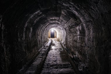 Eski terk edilmiş sığınakta beton duvarları olan tünel, maden, drenaj, metro vs..