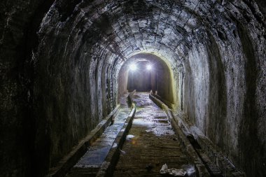 Eski terk edilmiş sığınakta beton duvarları olan tünel, maden, drenaj, metro vs..