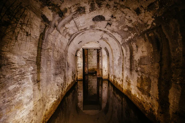 Затопленный Туннель Отражением Воды Заброшенном Бункере — стоковое фото