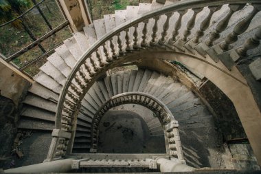 Terk edilmiş malikanede eski moda dekore edilmiş sarmal kuyruk çantasının üst görüntüsü.