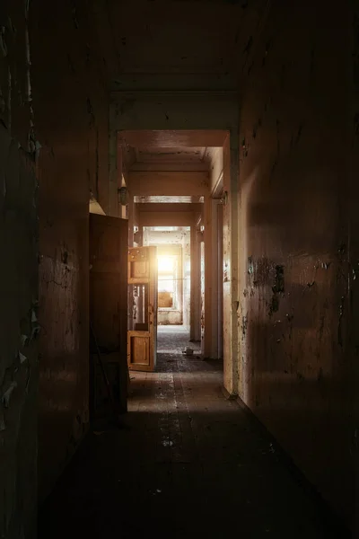 Corredor Escuro Assustador Antigo Hospital Psiquiátrico Abandonado — Fotografia de Stock