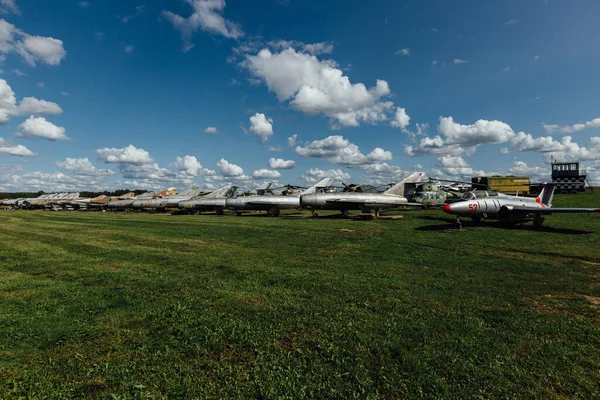 Staré Rozbité Sovětské Stíhačky Opuštěném Letišti — Stock fotografie