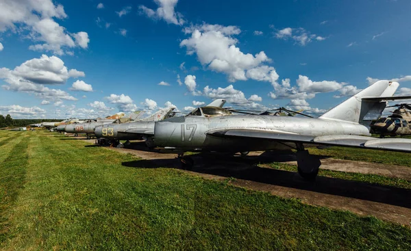 Gamla Brutna Sovjetiska Militära Stridsflygplan Övergivet Flygfält — Stockfoto