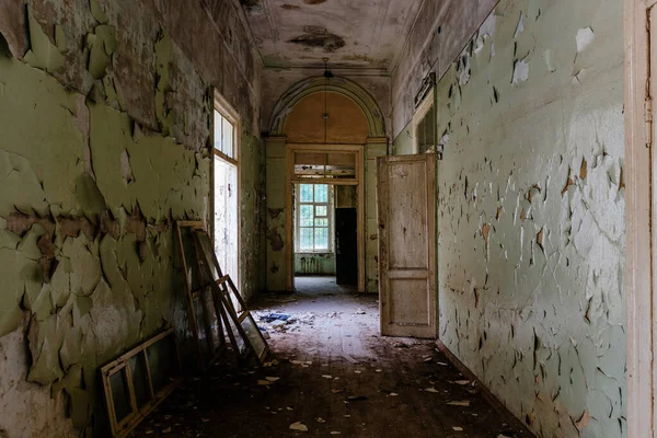 Oude Griezelige Verlaten Rotte Geruïneerde Psychiatrische Ziekenhuis — Stockfoto