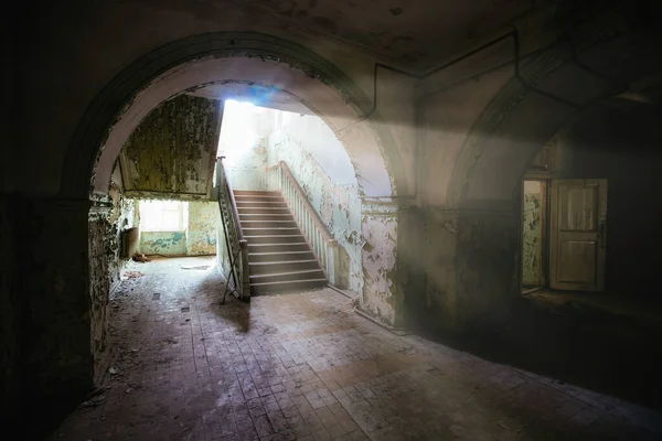 Corredor Oscuro Espeluznante Del Viejo Hospital Mental Abandonado —  Fotos de Stock