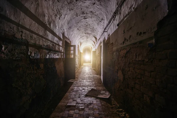 Σκοτεινός Και Ανατριχιαστικός Διάδρομος Του Εγκαταλελειμμένου Ψυχιατρείου — Φωτογραφία Αρχείου
