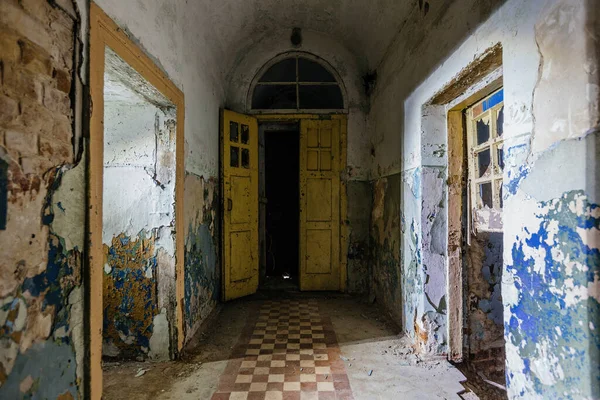 旧的被遗弃的精神病院阴森森可怕的走廊 — 图库照片