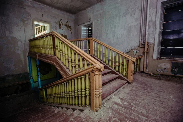 Régi Fából Készült Lépcsőház Sötét Elhagyatott Kastélyban — Stock Fotó