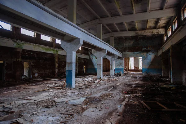 Starý Rozbitý Prázdný Opuštěný Interiér Průmyslové Budovy — Stock fotografie