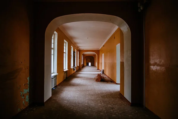 Sötét Piszkos Folyosó Régi Elhagyatott Iskolában — Stock Fotó
