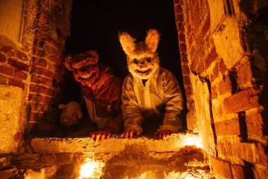 Korkunç tavşan ve ayı maskeli adam.