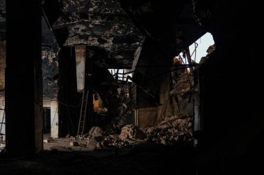 Yangından sonra sanayi binasının iç kısımları yanmış ve harap olmuş. Savaş, yangın ya da diğer felaketlerin sonuçları.