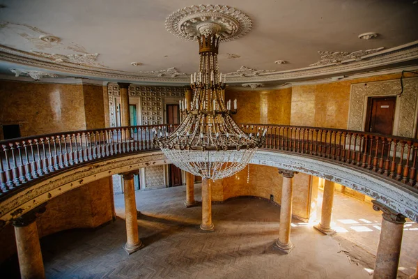 Hall Redondo Entrada Com Lustre Palácio Abandonado — Fotografia de Stock