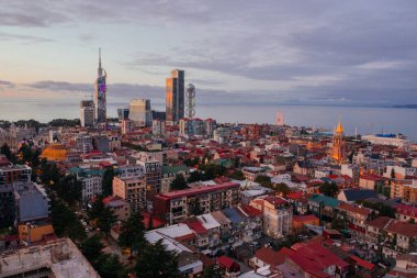 Batum City, Georgia 'da akşam günbatımının insansız hava panoramik görüntüsü..