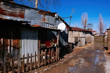 Gecekondu mahallesindeki eski püskü evler.